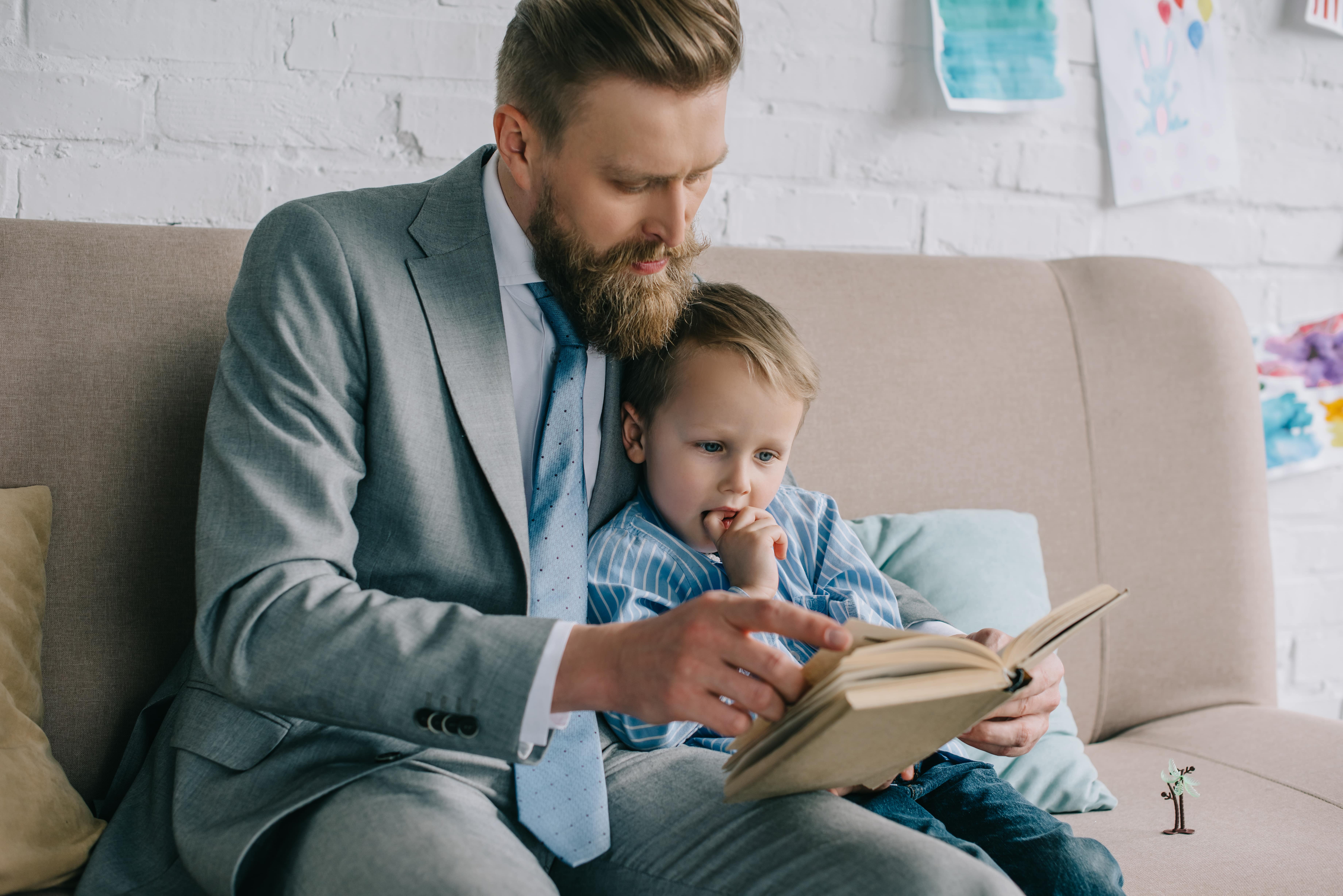 Помогла сыну читать. Маленький бизнесмен. Папа с сыном читают книгу фото. Картинки отец читает книгу сыну. Отец читает сыну картинки.