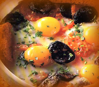 Huevos al plato con morcilla