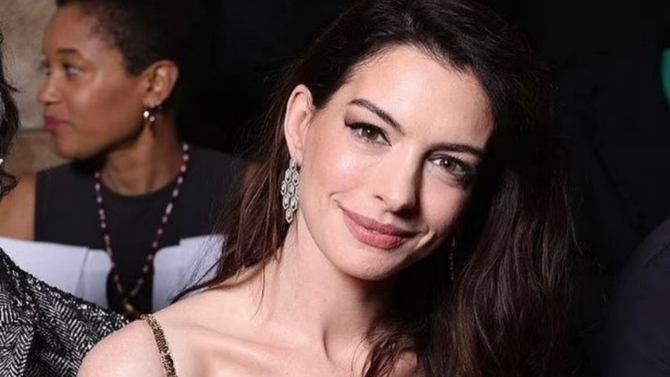 VIDEO | Anne Hathaway se convierte en la sensación de la red bailando con un impactante vestido