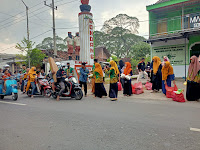 RAMADHAN BERBAGI, PELAJAR NU GONDANG BAGIKAN TAKJIL GRATIS