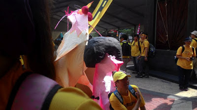 Bersih 4: Amazing hairstyle lady with Chicken at Medan Pasar