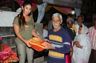 Actress Sri reddy (apthatrust director) Distrubuted Blankets for Orphans at Sai Baba Temple  0020.JPG
