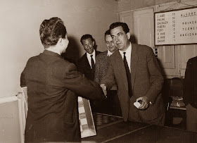 Josep Mas Gratacós recogiendo su premio en el I Torneo Nacional de Ajedrez de Granollers 1964