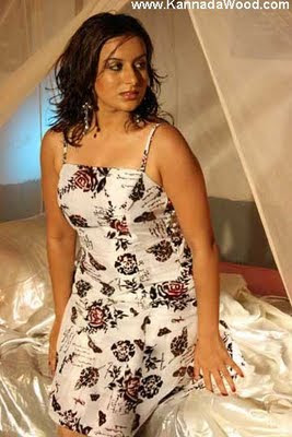 Pooja Gandhi hot