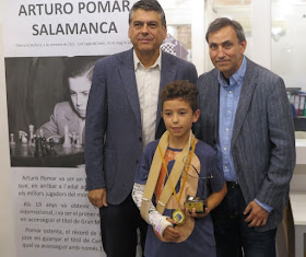 Jan Travesset con el trofeo de campeón sub12 del I Memorial Arturo Pomar Salamanca Barcelona 2016