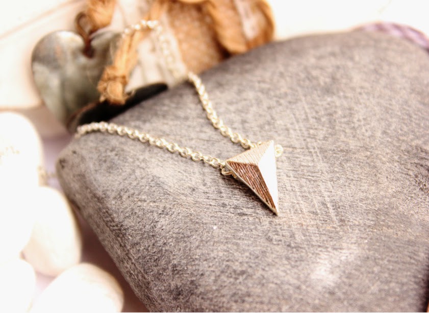  collier pyramide pas cher