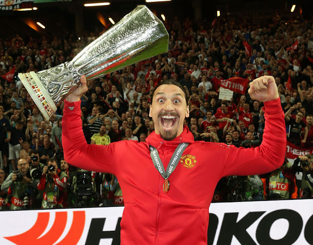 10 footballers with most trophies in club football