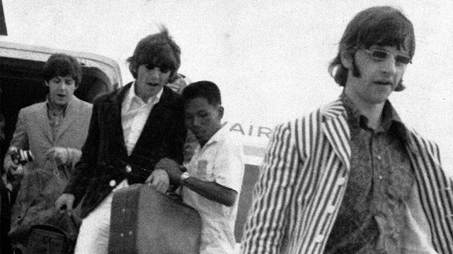The Beatles bajando del avión en el aeropuerto de Manila