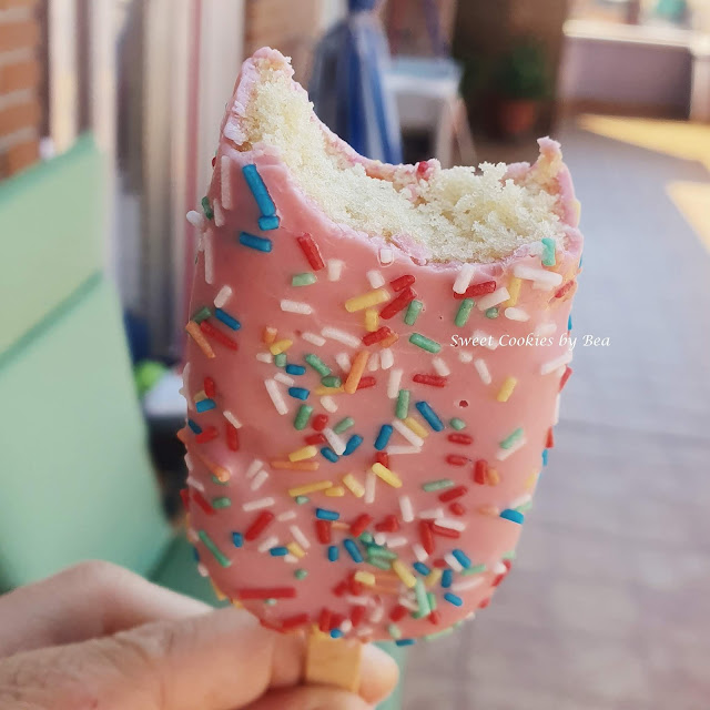 Cakesicle de mantequilla de cacahuete con cobertura de chocolate blanco