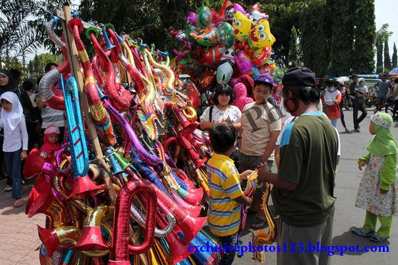 The New Year Trumpets Seller, foto penjual terompet tahun baru