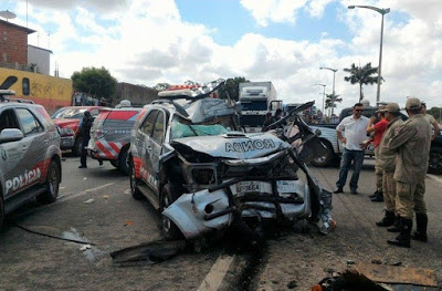 HORIZONTE-CE: POLICIAL MILITAR E MOTOCICLISTA MORREM EM ACIDENTE ENVOLVENDO VIATURA, MOTO E CAMINHÃO