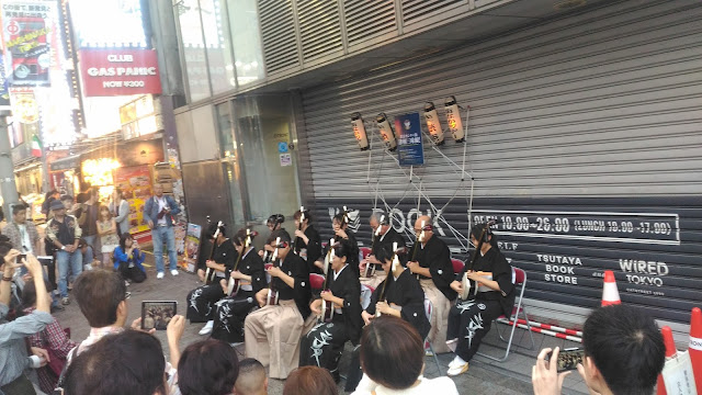 Pas loin de la gare, il y avait un groupe jouant du Shamisen, la guitare japonaise