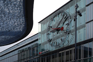 Die 9 Meter hohe Bahnhofsuhr in Aarau mit dem vielleicht längsten Sekundenzeiger der Welt.