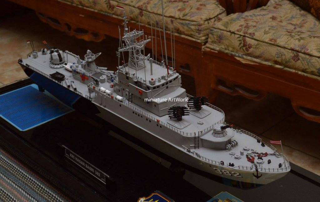 foto gambar miniatur kapal kri hasan basri 382 war ship terbaru tni angkatan laut indonesia.jpg