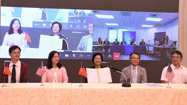 ▲彰化縣政府與美國加州州立大學聖馬可斯分校今天在彰化藝術高中簽署合作備忘錄，提供彰化孩子更寬廣的國際教育空間，同時也提供縣府員工及教師進修。（記者林明佑翻攝）