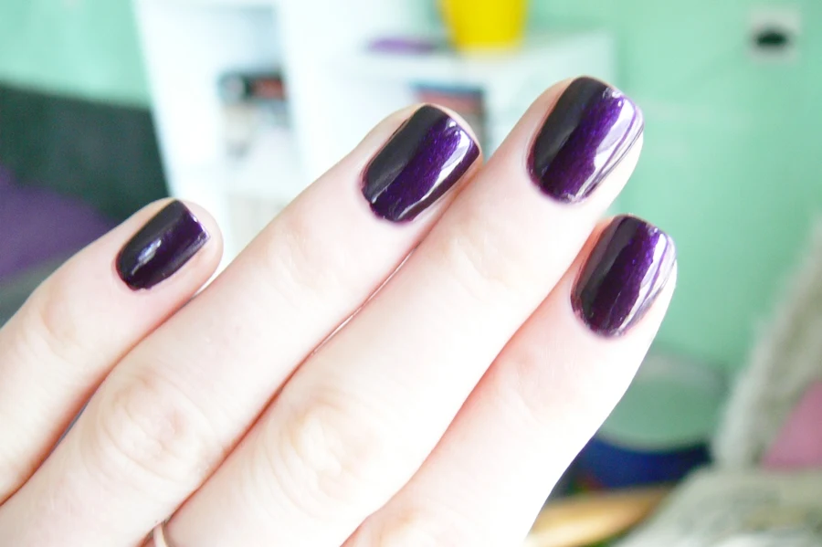 Avon Gel Finish Perfectly Plum efekt