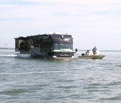 Bus Unik Penyeberang Sungai