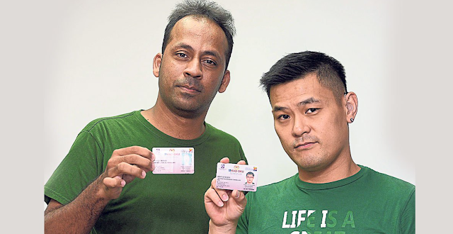 哈尔马苏丹(左起)和张伟义出示残障人士卡，力证聋哑并非疾病