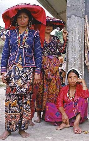 Mansaka women in traditional wear