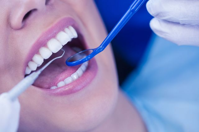 Comer alimentos mais duros ajuda a manter a clareamento dos dentes