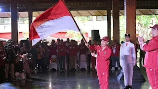 Cricket news : What will Babar Azam and Mohammad Rizwan study at Harvard University?  The United striker misses the final against City due to injury, Anthony Martial    Uganda player : Dennis Kasumba dreams of American Major League Baseball (MLB)   Asean Para Games : The Indonesian contingent anticipates hot weather in Cambodia during APG 2023 Jakarta - The Indonesian contingent is anticipating hot weather in Cambodia during the 2023 ASEAN Para Games (APG) in Phnom Penh, June 3-9.  Hot temperatures are one of the challenges faced by Indonesian athletes at the 12th edition of the biggest disability games in Southeast Asia.  Especially in Phnom Penh, the temperature can reach 38 degrees Celsius, although in the last few days it has decreased to 33 to 34 degrees Celsius.  "The first thing that must be done every day is to meet fluid needs. This is important to prevent dehydration because of this high temperature and the high risk of heat stroke," said the doctor from the Indonesian NPC team, Abdullah Al Hazmy, in a written statement in Jakarta, Wednesday.  Steps to prevent dehydration, continued Hazmy, all athletes have been advised to eat heavily for a maximum of two hours before competing.  Apart from that, the need for vegetables is also a concern of the Indonesian NPC team of doctors for nutritional intake for athletes as well as preventing dehydration. Then you need at least one liter of water before practicing or competing.  "Don't let you feel thirsty during training. If that happens, this condition already shows that one percent of athletes are dehydrated," he said.  "We also prepare cold or wet towels to lower body temperature, especially from the head to the neck. This is an effective measure to prevent dehydration," Hazmy added.  Regarding the addition of supplements and vitamins to prevent dehydration, the doctor from Sukoharjo handed over the policy to each sport.  "Usually the coaches already have notes on what supplements can be consumed. The trainer team also consulted us about adding vitamins," concluded Hazmy.  The Indonesian contingent consists of 500 people and 268 of them are athletes who will compete in 12 sports, namely para-athletics, para-badminton, para-table tennis, para-swimming, weightlifting, blind judo, para-chess, sitting volleyball , cp football, boccia, wheelchair basketball and goalball.  The Indonesian NPC contingent is determined to make history with a hat trick as the overall champion or three times in a row at the 12th edition of the biggest disability sporting event in Southeast Asia.  In the two editions of the ASEAN Para Games, Indonesia is empowered by always being the overall champion. At the ASEAN Para Games IX/2017 in Kuala Lumpur, Malaysia, the Merah Putih squad brought home 126 gold, 75 silver and 50 bronze.  At that time, Indonesia beat the host Malaysia which was in second place with 90 gold, 85 silver, 83 bronze. Thailand is in third place with 68 gold, 73 silver, 95 bronze.  Then, Indonesia successfully defended its title as the defending champion when it hosted the ASEAN Para Games XI/2022 in Solo, Central Java, by pocketing 175 gold, 144 silver, 107 bronze.  Thailand is in second place with 117 gold, 113 silver and 88 bronze. While Vietnam is in third place by collecting 65 gold, 62 silver and 55 bronze.       Uganda player : Dennis Kasumba dreams of American Major League Baseball (MLB)  Dennis Kasumba, an 18-year-old Ugandan, will take part in the Major League Baseball (MLB) Draft in the United States from June 1.  The initiative allows promising players to show their talents in order to convince recruiters. It is on an area he shares with the grazing cows that Dennis trains, in Gayaza, 12 kilometers from Kampala. He was spotted thanks to his videos that have gone viral on the web.  ''At first, when my coach told me 'you're going to play major league baseball, you're going to play baseball in the United States', I couldn't believe it, because I told him " you lie". I can't. But when I zoomed in with MLB (Major League Baseball) in America, ah...I felt better. Yes, I am very enthusiastic.'', he says.  Becoming a professional player is the goal of this orphan delivered to poverty from a young age. His rise serves as motivation for the children of his town.  "The news of Kasumba makes so many children grow. There are so many children who get into sports, every day we have new players in the team. And that's what we want. We want to grow their number as much as possible," says John Bosco Sempa, baseball coach.  Ahead of his big oral in America, Dennis Kasumba does squats with concrete dumbbells and used car tires, plastic bottles filled with water taped to his legs to give them resistance  "We want to see Kasumba play in the highest leagues in the world. That's our hope and that's what we want him to do. And apparently he's already on his way. So hopefully when he joins the MLB, many coaches will see him, many high schools or universities too. Probably if he plays the best he can, as his heart demands, he will have his chance. ", explains John Bosco Sempa.  Dennis Kasumba was twice refused a visa to travel to the United States, before his application was finally accepted in May. His American dream is undoubtedly underway.        The United striker misses the final against City due to injury, Anthony Martial  London: French international striker Anthony Martial will be absent from the ranks of his team, Manchester United, against arch-rivals City, in the FA Cup final, due to a tendon injury in his knee, according to the “Red Devils” club.  “The French international injured his hamstring late in the match in the 2-1 win over Fulham at Old Trafford on Sunday,” United announced in a statement on Tuesday evening, in the final 38th round of the English Premier League.  And he continued, “Tests revealed a muscle tear that will prevent the 27-year-old from playing at Wembley” this weekend.  Despite suffering from frequent injuries, Martial scored 9 goals in 29 games this season.      Cricket news : What will Babar Azam and Mohammad Rizwan study at Harvard University?  Business School, a subsidiary of Harvard University, offers various courses which are of short duration.  The uncrowned king of Pakistani cricket, Babar Azam , who is called King Babar by his fans, has now reached Harvard University, one of the most prestigious educational institutions in the world, in search of education along with cricket.   Babar Azam and Mohammad Rizwan will attend a course at Harvard that highlights leadership qualities in the fields of business, entertainment and sports.  Along with Babar is Mohammad Rizwan , who is not only his cricket opening partner but will now also provide practical support in the field of education and training.  These two stars of Pakistan, whose talents are already seen by the world, will now participate in the program of Harvard Business School in Boston, USA from May 31 to June 3 to improve them and create more color in them.  What is this program?  The Business School, a subsidiary of Harvard University, offers a variety of short-term courses ranging from leadership to corporate emerging, which are attended by people from all over the world who want to put their skills to use.  Harvard has a short course on combining sports with business and entertainment, in which world-famous sports personalities have participated.  Among them are hundreds of prominent figures including Brazilian footballer Kaka, former goalkeeper of the German football team Oliver Kahn.  The special feature of this program is that the participants also teach the participants from their own life experiences.  The core points of the course include highlighting leadership qualities and how to develop and maximize business growth in sports and entertainment.  The program is overseen by Harvard's youngest professor, Anita Elbers, who is very excited about Babar Azam's involvement.   He termed Babar Azam and Mohammad Rizwan's participation in the course as a great experience and hoped that others would benefit from the experiences of the two best players in the world.  Babar Azam and Mohammad Rizwan Prameed  Babar Azam also seems very excited to participate in this course. Addressing a function before the course, he said, 'For me, it is a great experience of a lifetime that I am being blessed by a great mother.  'I always enjoy learning and I'm always looking to learn so it would be great to be part of a training course with world famous people.'  Mohammad Rizwan also has similar sentiments for this course. He considers it an honor to participate in this course where he will get to learn from the best in a very academic environment in a great institution and share his experiences with them.  Babar Azam and Rizwan, who have made the cricket world crazy, will now be able to show the world the side of their talent that was not seen outside the field.  Although both the batsmen do not hold any major academic degrees and have faced criticism from former Test cricketers for their ability to speak English, now Babar and Rizwan will show the world their mettle in a great academy.  This effort of Babar Azam and Rizwan to get education is being appreciated all over the world and it is being called as the beginning of a new dimension in the future.