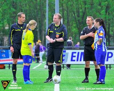 Van links naar rechts assistent scheidsrechter Gilbert Zoutewelle, aanvoerster Eva Veldhuisen van Blauw Geel '55, leidsman Ruben Pollé, assistent Herman Schippers en SVS captain Sabriye Kalaulu.