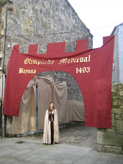 vestido-medieval-arribada-baiona 1