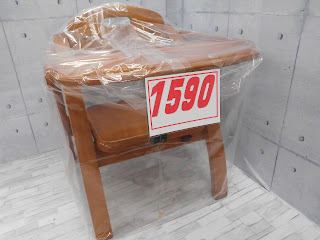 中古品　木製ローチェア　１５９０円