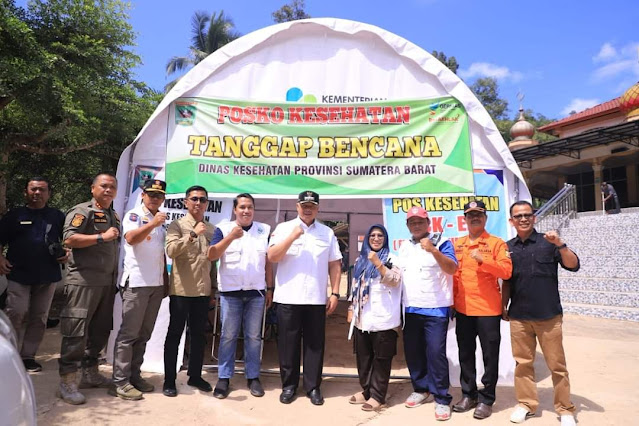 Wako Solok Serahkan Bantuan untuk Korban Bencana di Pesisir Selatan