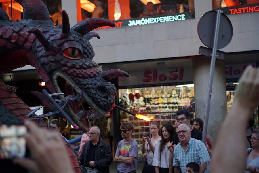 メルセ祭の大パレード（Cavalcade de la Mercè:La llum de la Mercè）