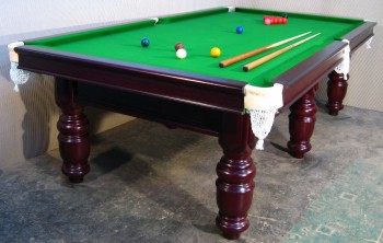 uma mesa de sinuca inglesa