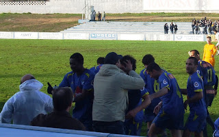 Jogadores do Juventude de Évora comemoram um dos golos; ao fundo os South Side Boys...