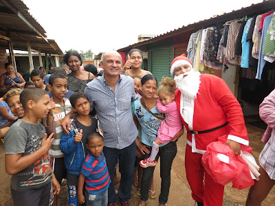 Na manhã de domingo (03) Túllio se antecipa e leva o Papai Noel nas feiras do Pérola e Entorno- Milhares de crianças foram presenteadas com o “Natal Solidário”