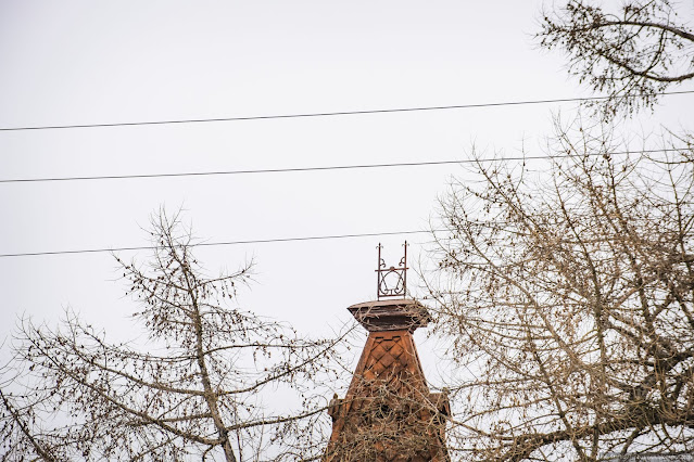 Декор на вершине металлической башенки