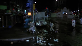 Por fin una esquina llena de basura al paso de los Baseball Furies - The Warriors