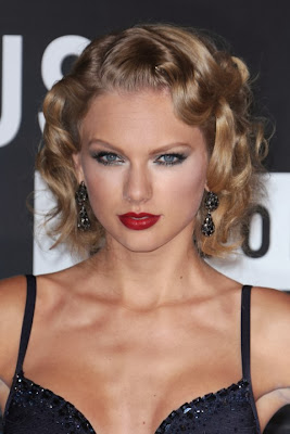Taylor Swift beiläufige kurze Frisur Curly