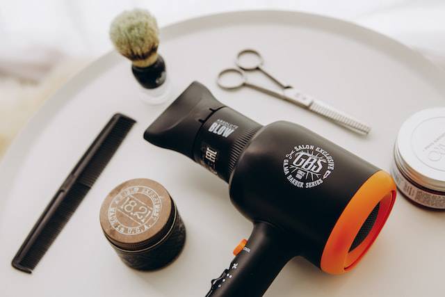 Cara Memotong Rambut Pria Menggunakan Gunting