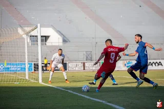 Al-Ahly Benghazi snatched a valuable victory today, Sunday, 2-1, from its rival, Al-Ittihad, at the Sousse Stadium in Tunisia, in the opening of the hexagon matches of the Libyan Premier League.  Al-Ahly Benghazi lost the services of its international defender, Ali Youssef, after he was shown a red card in the 29th minute of the first half.  Al-Ahly Benghazi advanced with a surprise goal, headed by striker Ahmed Karawea in the 35th minute, after a ball raised by veteran Abdel Rahman Al-Amami, Ahmed Al-Kilo did not succeed in removing it.  Al-Ittihad almost equalized the score in the 54th minute, but Talal Farhat's ball from a free kick hit the left post of Al-Ahly Benghazi goalkeeper Murad Al-Wahishi.  And Al-Ahly Benghazi succeeded in scoring the second goal in the 58th minute, after a cross ball hit by Ahmed Karawee hit the foot of goalkeeper Mohamed Al-Ferjani and entered Al-Ittihad’s net.  Al-Ittihad striker, Anas Al-Misrati, reduced the score in the 90th minute.