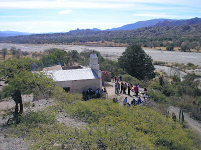 Die Kapelle bei Quiriza Bolivien, das liegt bei Talina nahe der argentinischen Grenze. Die Landschaft ist hier etwas freundlicher da auch nicht ganz so hoch. Es sind hier nur 3200m über dem Meer.