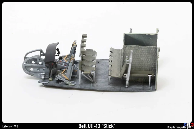 Le cockpit du Bell UH-1D d'Italeri au1/48.