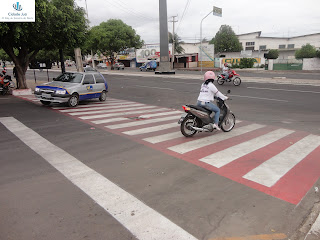 Faixa de pedestres pintada de vermelho em Juazeiro do Norte.