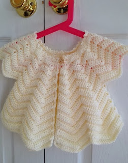 http://translate.googleusercontent.com/translate_c?depth=1&hl=es&rurl=translate.google.es&sl=en&tl=es&u=http://monkeycrochet.blogspot.com.es/2013/04/emmys-baby-cardigan-free-pattern.html&usg=ALkJrhh06X88AaBAmTnz5fXZwaeE-pod7w