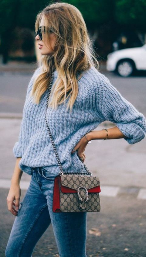 how to wear a blue sweater : bag + skinny jeans