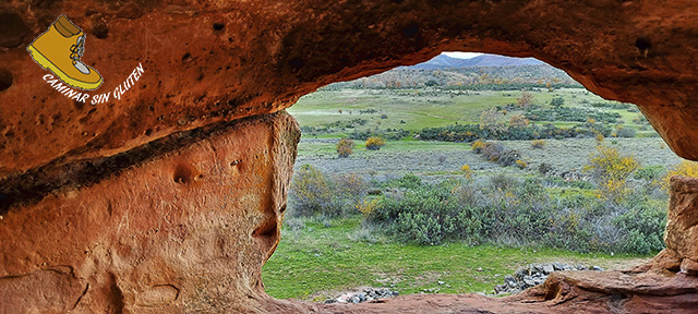 Vista del exterior desde la cueva de la Casa de Pedro en Tiermes