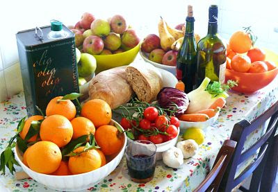 <img src="dieta-mediterránea-menú.jpg" alt="la comida incluye aceite de oliva, pesados de río, vino y nueces"/> 
