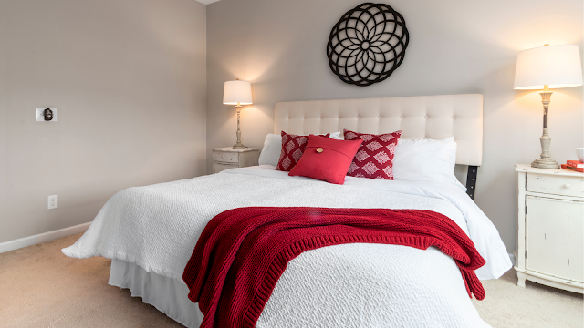 The holiday season brings with it a sense of warmth, comfort, and joy. As the cold winter nights draw in, there's nothing quite like snuggling up with a cozy blanket and a soft pillow.