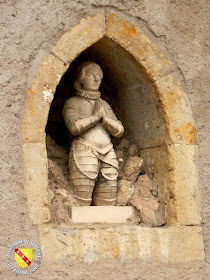 Art-sur-Meurthe - Maison du Père de Jeanne d'Arc  Niche en ogive avec la statue de Jeanne d'Arc agenouillée