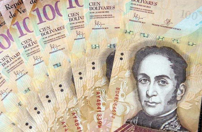 Di Venezuela, Uang Dijadikan Pembungkus Makanan Pinggir Jalan