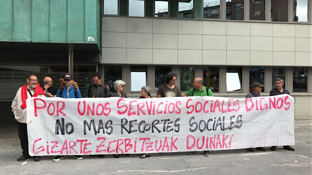 Protesta de Berri-Otxoak en demanda de servicios sociales "dignos" y sin recortes