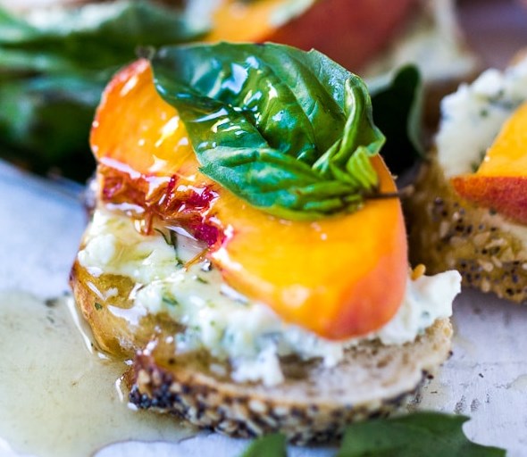peach bruschetta with goat cheese, basil and infused honey #appetizers #summer